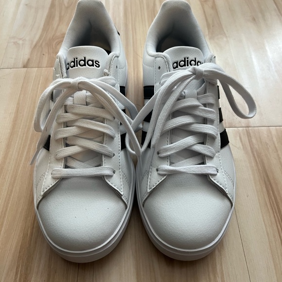 Women’s Adidas shoes. - Picture 2 of 5